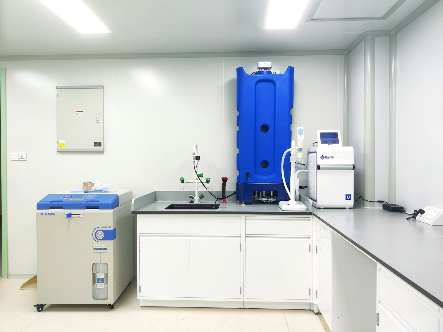Otoklav ve sıvı azot tankı bulunan modern laboratuvar ekipmanları.